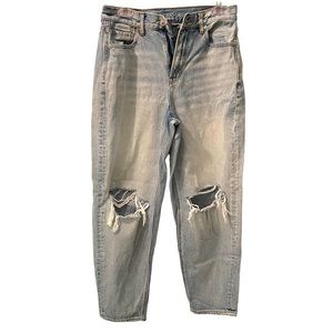 American Eagle Relaxed Mom Jean. Size 4 Short. Distressed knees.